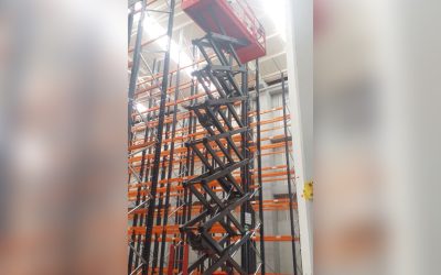 Tijeras Eléctricas ALO Lift 160 W en instalación de racks industriales en Colombia